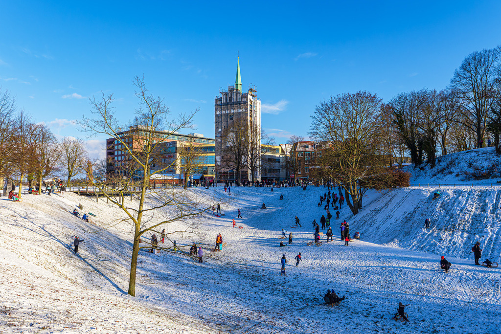 Blick über die Wallanlagen auf das Kröpeliner Tor im Winter in der Hansestadt Rostock | Blick über die Wallanlagen auf das Kröpeliner Tor im Winter in der Hansestadt Rostock.