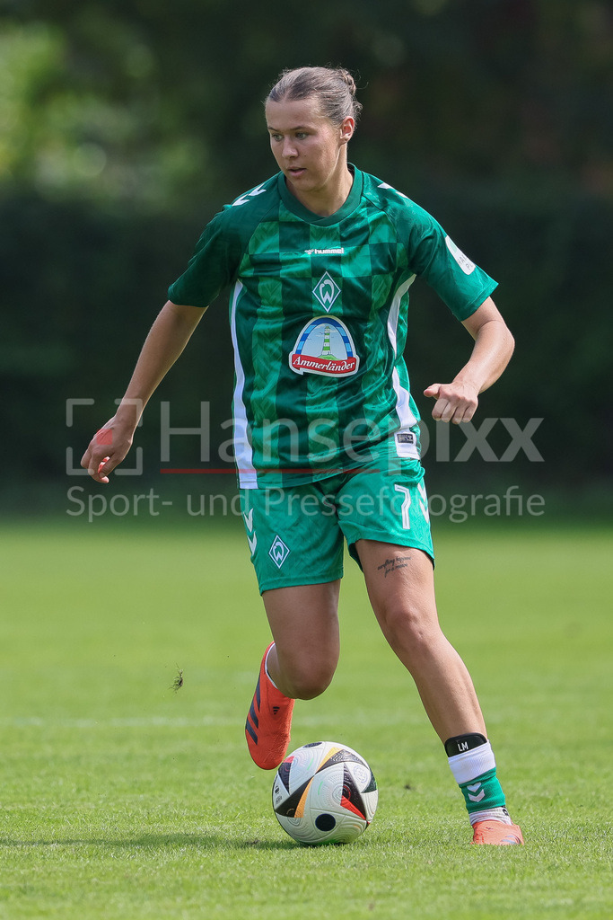 Fussball, Testspiel Frauen, SV Henstedt-Ulzburg - SV Werder Bremen | v.li.: Larissa Mühlhaus (SV Werder Bremen, 7) am Ball, Freisteller, Einzelbild, Ganzkörper, Aktion, Action, Spielszene