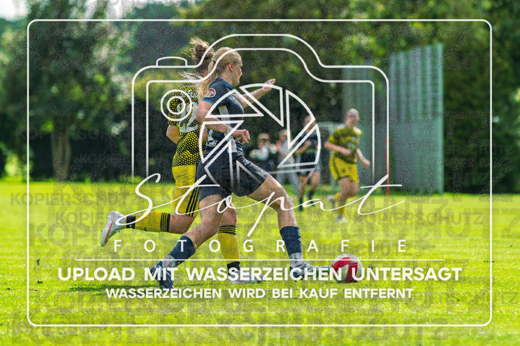 Kreisliga Frauen OHZ/VER - TSV St. Neu Jürgen vs. SG Fulde | Juni Berneking (TSV Neu St. Jürgen #8), Greta Brandt (SG Fulde #22); Kreisliga Frauen OHZ/VER - TSV St. Neu Jürgen vs. SG Fulde am 12.09.26 in Sportplatz Eiche, Worpswede - Realisiert mit Pictrs.com