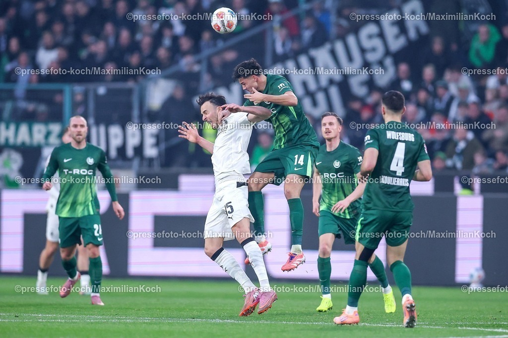 BMG13122501045 | 13.12.2025, Fußball, Borussia Mönchengladbach - VfL Wolfsburg, 1. Fußball Bundesliga, 14.Spieltag, Borussia-Park, Saison 2025 2026: Haris Tabakovic&nbsp;(Borussia Mönchengladbach #15) im Zweikampf gegen  Jenson Seelt&nbsp;(VfL Wolfsburg #14)  DFB regulations prohibit any use of photographs as image sequences and or quasi-video.