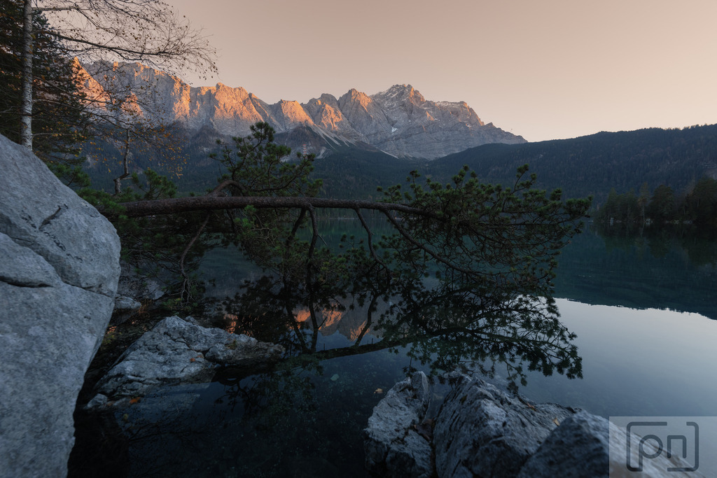 Eibsee an der Zugspitze – Kristallklares Wasser und die beeindruckende Zugspitze im Hintergrund. | Eibsee an der Zugspitze – Kristallklares Wasser und die beeindruckende Zugspitze im Hintergrund.