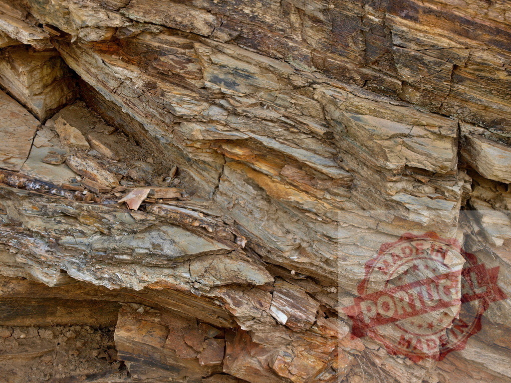 Layered rock formation showing geological strata creating interesting patterns | Close-up view of layered rock formation highlighting geological strata and creating an interesting visual pattern - Realisiert mit Pictrs.com