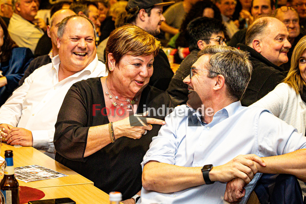 Benefizabend zur Rettung der Eishalle Peißenberg | Benefizabend Eishalle, Benefizabend zur Rettung der Eishalle Peißenberg, 20250123,Landrätin Andrea Jochner-Weiß und Frank Zellner bei der Versteigerung,2025-01-23 in Peißenberg (Pfarrheim St. Barbara)Landrätin Andrea Jochner-Weiß, Frank ZellnerCopyright: WolfgangxLindner foto-lindner.de