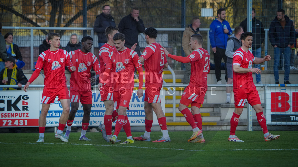 Fußball, Herren, Saison 2025/2026, Regionalliga Nordost, 22. Spieltag, FSV 63 Luckenwalde vs. Hallescher FC, Dienstag 07.04.2026, Werner-Seelenbinder-Stadion Luckenwalde, | Fußball, Herren, Saison 2025/2026, Regionalliga Nordost, 22. Spieltag, FSV 63 Luckenwalde vs. Hallescher FC, Dienstag 07.04.2026, Werner-Seelenbinder-Stadion Luckenwalde, Im Bild: Jubel beim HFC Nach dem Treffer zum 1:2. - Realisiert mit Pictrs.com
