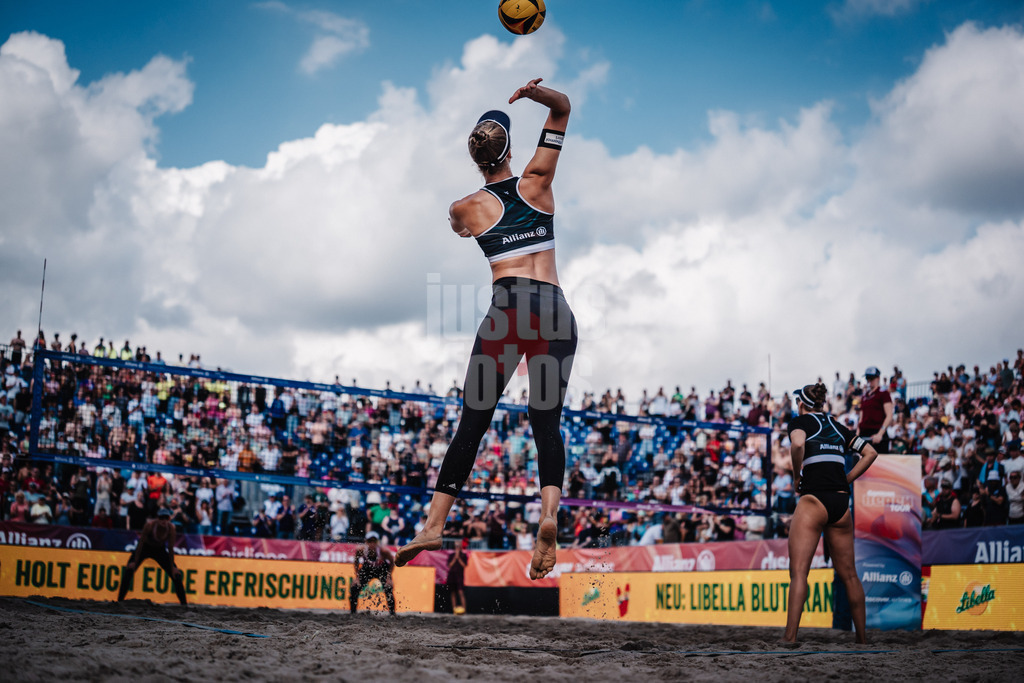 Beachvolleyball | Frauen | Deutsche Meisterschaften 2025 Timmendorfer Strand | 05.09.2025 | Svenja Müller beim Aufschlag