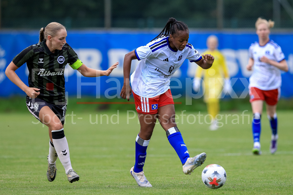Fussball, Testspiel Frauen, Hamburger SV - Odense BK | v.li.: Ester Dahlmann (Odense BK, 11) und Celainy Obispo (Hamburger SV, 5) im Zweikampf, Duell, Dynamik, Aktion, Action, Spielszene