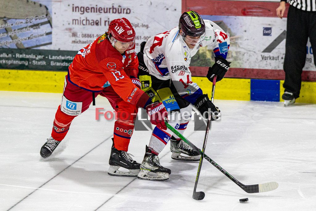 EC Peiting vs Deggendorfer SC | Eishockey Oberliga Süd 2023/2024, EC Peiting vs Deggendorfer SC, 20231230,
Kampf um den Puck Sascha MAUL (DSC 14) und Christian HANKE (ECP 13),
2023-12-30 in Peiting (Eisstadion)
13 Christian HANKE (ECP 13), 14 Sascha MAUL (DSC 14)
Copyright: WolfgangxLindner foto-lindner.de