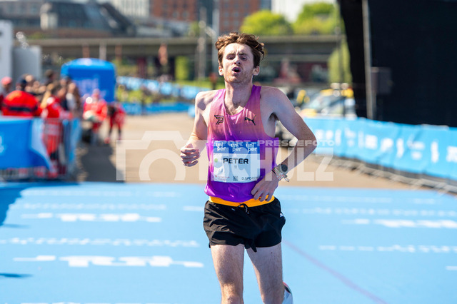 20250427-NSZ_3076 | Peter Lynch (Nr.11, IRL) kommt im Ziel an DEU, Düsseldorf, 27.04.2025 Uniper Düsseldorf Marathon 2025 - Realisiert mit Pictrs.com