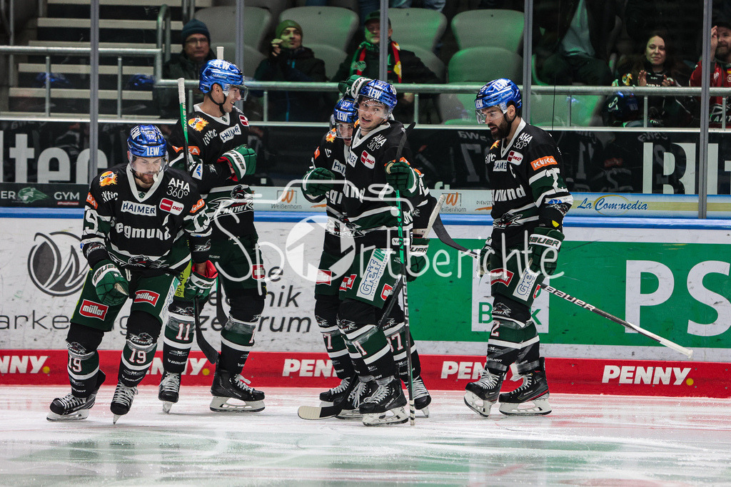 Augsburger Panther - Loewen Frankfurt | Die Panther jubeln nach dem Treffer zum 3-3 durch Andrew LeBLANC (AEV #19)