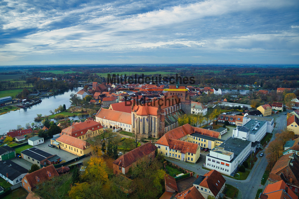 Havelberg_0006_GEN_1 | Havelberg ist eine historische Hansestadt und staatlich anerkannter Erholungsort im Nordosten von Sachsen-Anhalt, bekannt für ihren romanischen Dom und den jährlich stattfindenden Pferdemarkt. Die Altstadt liegt malerisch auf einer Insel in der Havel, kurz vor deren Mündung in die Elbe. - Realisiert mit Pictrs.com