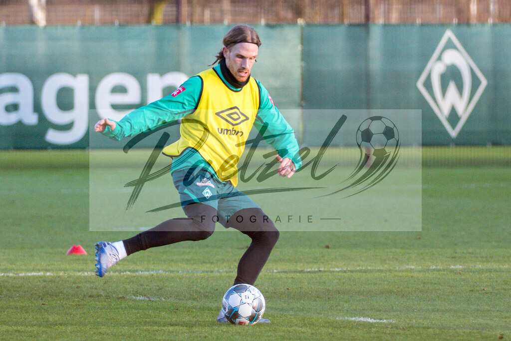 20200218_TRASVW_0092 | Fussball, Herren: Michael Lang (Werder Bremen) in Aktion, am Ball, Einzelaktion waehrend der Trainingseinheit des SV Werder Bremen auf dem wohninvest Weserstadion Trainingsplatz am 18.02.2020 in Bremen, Deutschland. - Realisiert mit Pictrs.com