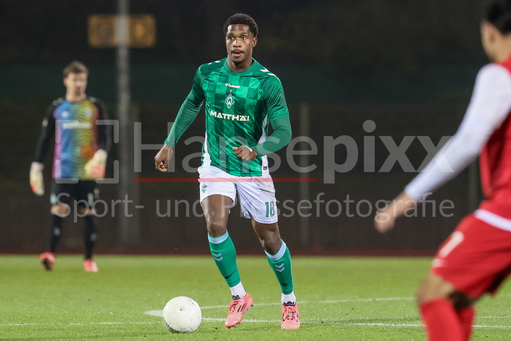 Fussball, Regionalliga Nord, SV Werder Bremen II - TSV Havelse | v.li.: Daniel Ihendu (SV Werder Bremen II, 18) am Ball, Einzelbild, Ganzkörper, Aktion, Action, Spielszene