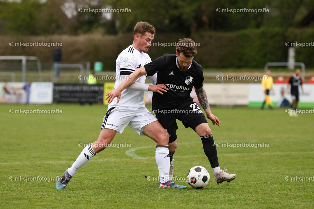 Fußball I Herren I Saison 2025/2026 I Oberliga Schleswig-Holstein I 27. Spieltag I Heider SV - SV Preußen 09 Reinfeld | Felix Kaben (9, SV Preußen 09 Reinfeld) im Zweikampf gegen Christopher Buchtmann (23, Heider SV) - Realisiert mit Pictrs.com