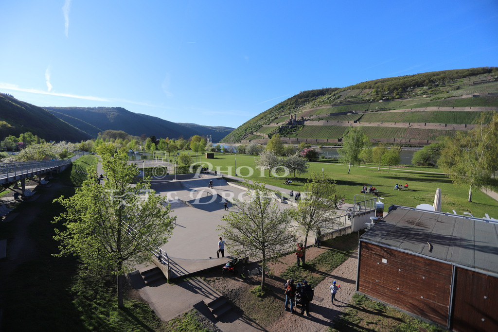 Bingen-6766 | Der Park am Mäuseturm ist ein Naherholungsgebiet mit Veranstaltungshalle und Skaterpark. - Realisiert mit Pictrs.com