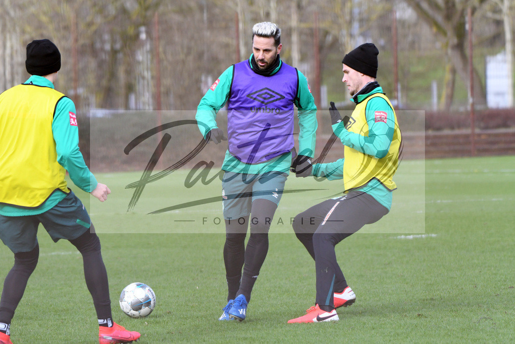 20200212_TRASVW_0093 | Fussball, Herren: Claudio Pizarro (Werder Bremen) und Sebastian Langkamp (Werder Bremen) im Zweikampf waehrend der Trainingseinheit des SV Werder Bremen auf dem wohninvest Weserstadion Trainingsplatz am 12.02.2020 in Bremen, Deutschland. - Realisiert mit Pictrs.com