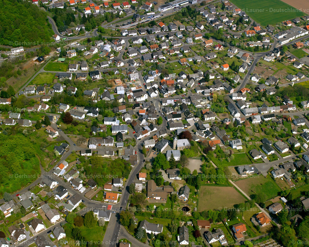 2610091 | SCHöNBACH 09.06.2006 Ortsansicht der Straßen und Häuser der Wohngebiete in Schönbach im Bundesland Hessen, Deutschland // Town View of the streets and houses of the residential areas in Schönbach in the state Hesse, Germany Foto: Gerhard Launer