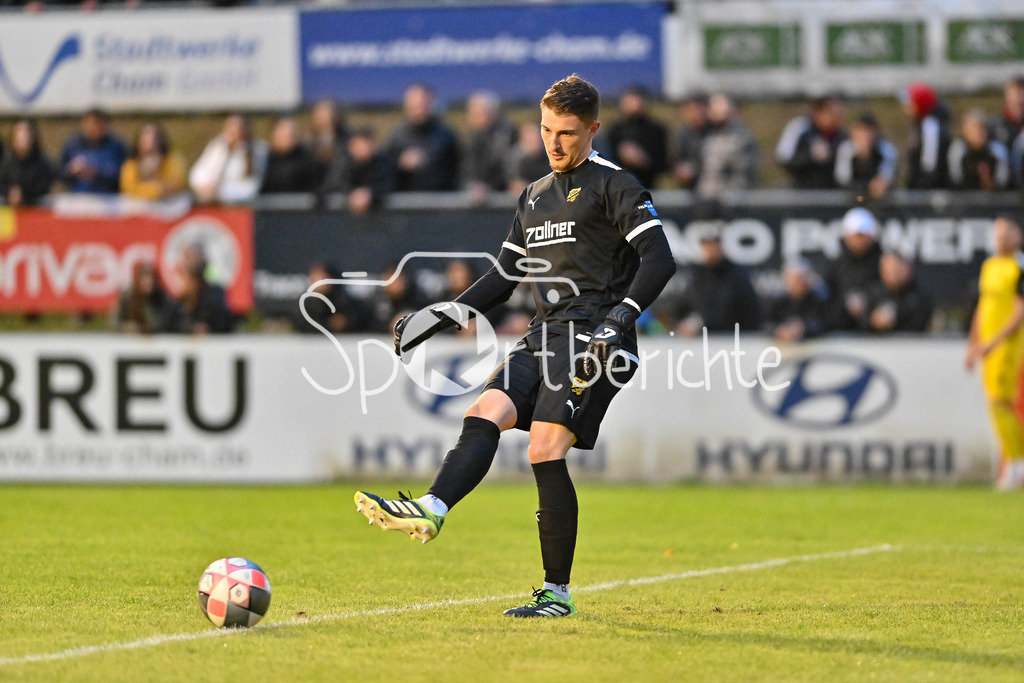 DJK Vilzing - FC Bayern Amateure | am Ball Fabian EUTINGER (DJK Vilzing 1) / Einzelfoto / Freisteller / Regionalliga Bayern: DJK Vilzing - FC Bayern Amateure; Manfred-Zollner Stadion am 23.09.2025