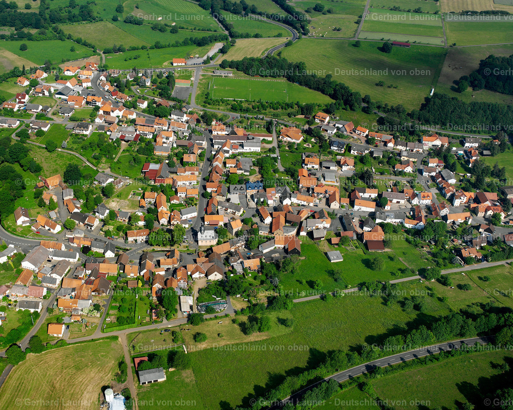 2615871 | ESCHENROD 09.06.2006 Ortsansicht am Rande von landwirtschaftlichen Feldern und Nutzflächen  in Eschenrod im Bundesland Hessen, Deutschland // Village view on the edge of agricultural fields and land  in Eschenrod in the state Hesse, Germany Foto: Gerhard Launer