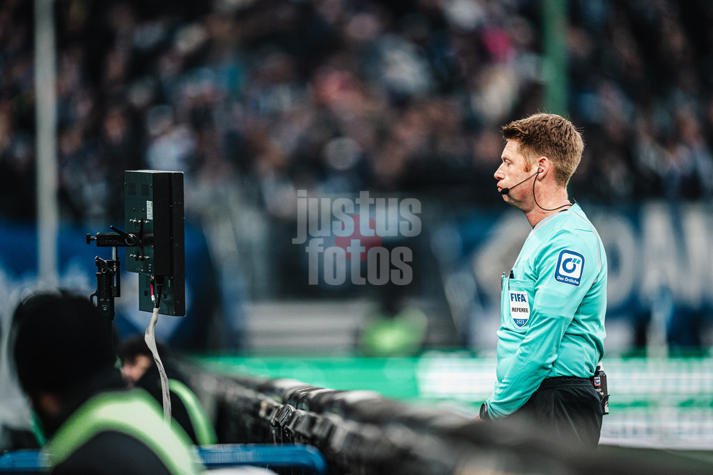 Fußball | Männer | Saison 2023/2024 | 2. Fußball-Bundesliga | 16. Spieltag | Hamburger SV vs. SC Paderborn 07 | 09.12.2023 | Schiedsrichter Christian Dingert bei der Entscheidungsfindung beim Videobeweis