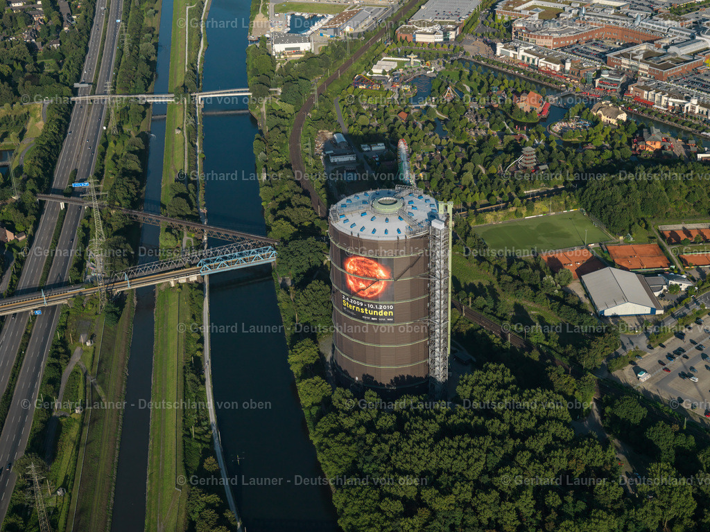 2996192 | OBERHAUSEN 25.08.2021 Sanierung des ehemaligen Scheibengasbehälter und Industriedenkmal der " Gasometer Oberhausen GmbH " in der Arenastraße in Oberhausen im Bundesland Nordrhein-Westfalen. Weiterführende Informationen bei: Gasometer Oberhausen GmbH,  Gloser GmbH,  Ingenieurbüro Schaluschke,  Lindner Lohse Architekten BDA PartG mbB,  PERI GmbH Schalung Gerüst Engineering. // gas tank serves as an industrial monument "Gasometer Oberhausen GmbH" and an exhibition at the Arenastrasse in Oberhausen in North Rhine-Westphalia. Further information at: Gasometer Oberhausen GmbH,  Gloser GmbH,  Ingenieurbuero Schaluschke,  Lindner Lohse Architekten BDA PartG mbB,  PERI GmbH Schalung Geruest Engineering. Foto: Gerhard Launer