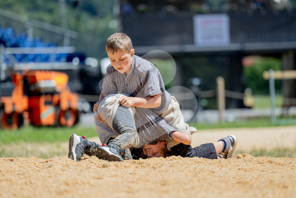 SchwyzerJung2026_00017 | Die Schwinger des Schwyzer Kantonalen Schwingerverbandes: Fotos, die Dynamik und Leidenschaft festhalten, sowie emotionale Momente aus dem traditionellen Schwingsport zeigen. - Realisiert mit Pictrs.com