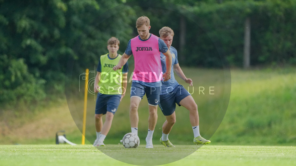 Fußball, Herren, Saison 2025/2026, Regionalliga Nordost, Trainingsauftakt des FSV 63 Luckenwalde am 18.06.2025 im Werner-Seelenbinder-Stadion, | Fußball, Herren, Saison 2025/2026, Regionalliga Nordost, Trainingsauftakt des FSV 63 Luckenwalde am 18.06.2025 im Werner-Seelenbinder-Stadion, Im Bild: Fabio Schneider (rotes Leibchen) - Realisiert mit Pictrs.com