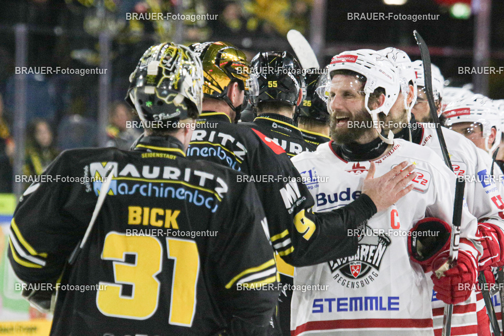 4_KEVREG_20251125_0057 | Krefeld, Deutschland, 25.11.2025: Die Spieler von Krefeld und Regensburg nach dem DEL2-Spiel2 zwischen Krefeld Pinguine - Eisbären Regensburg am 25.11.2025 in der Yayla-Arena in Krefeld, Deutschland. (Foto Ralph Görtz / Brauer-Fotoagentur)