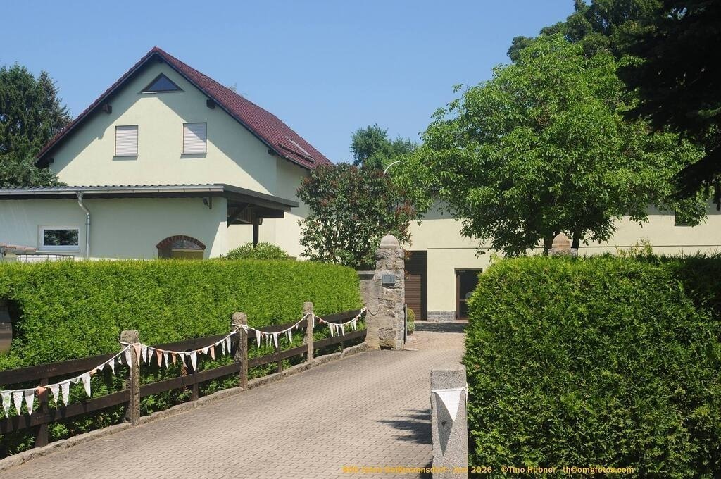 Geißmannsdorf-2026-Ortsbilder-307 | Geißmannsdorf bei Bischofswerda im Sommer 2026. Ein fotografischer Streifzug durch das Dorf Geißmannsdorf, mit Gebäuden, Straßen, Strohpuppen und geschmückten Vorgärten und Grundstücken anlässlich der 800-Jahr-Feier von Geißmannsdorf im Juni 2026 - Realisiert mit Pictrs.com
