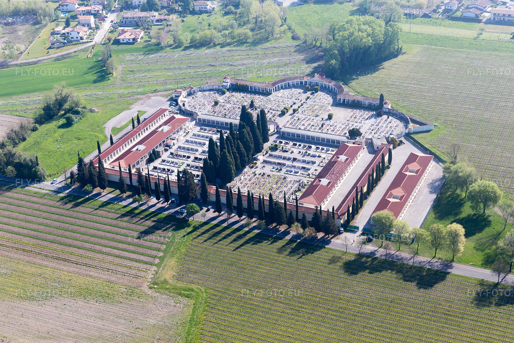 Vue aérienne: Vue de la ville à Ligugnana dans le département Frioul-Vénétie Julienne, Italie. Photo: IMG_098884.jpg prise le 08/04/2017 par Werner Riehm/FLY-FOTO.eu – Résolution de l'original: 5472 x 3648 px