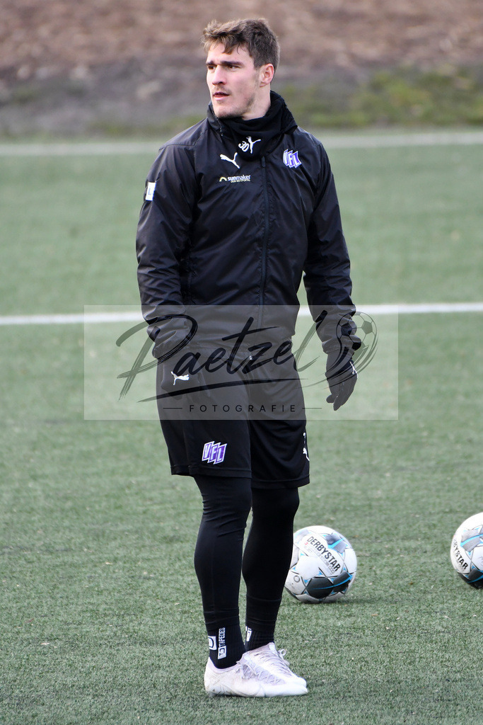 20200131_TRAOSN_0075 | Fußball, Herren: Benjamin Girth (VfL Osnabrueck) schaut waehrend der Trainingseinheit des VfL Osnabrueck im Sportpark Illoshoehe am 31.01.2020 in Osnabrueck, Deutschland. - Realisiert mit Pictrs.com