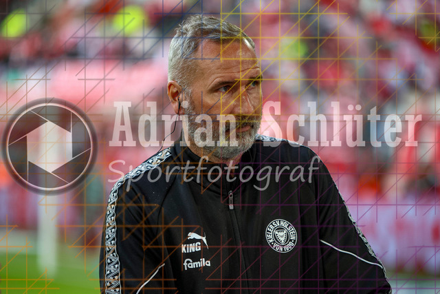 10.04.2026, GER, Fussball, Herren, 2. BL, Saison 2025/2026, Fortuna Düsseldorf - Holstein Kiel | Trainer Tim Walter (Kiel) schaut 