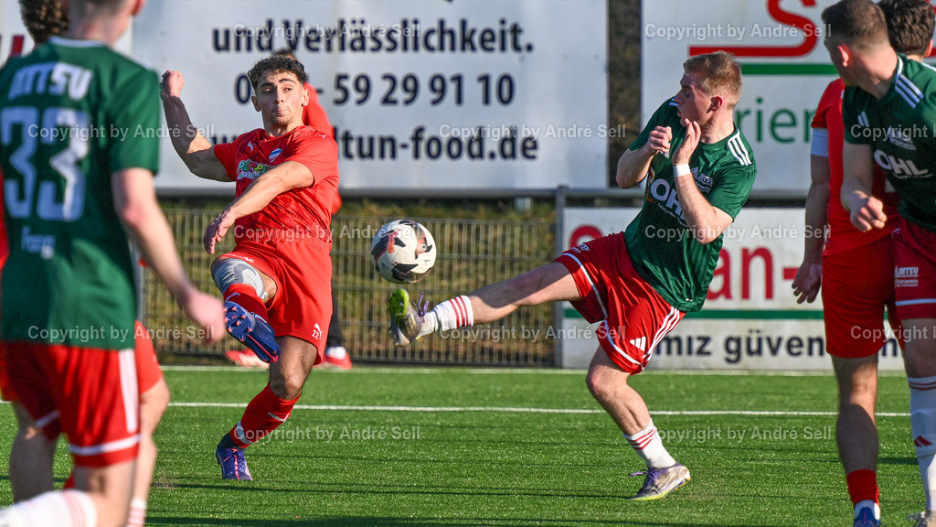 Inter Türkspor Kiel vs. MTSV Hohenwestedt | Melih Cerrah (Inter #22) vs Jannis Brandt (MTSV #22 fälscht den Ball zur Ecke ab / Fußball-Oberliga Männer 2025/2026 / Inter Türkspor Kiel vs. MTSV Hohenwestedt / Hans-Mohr-Sportplatz / Kiel / 22.03.26 - Realisiert mit Pictrs.com