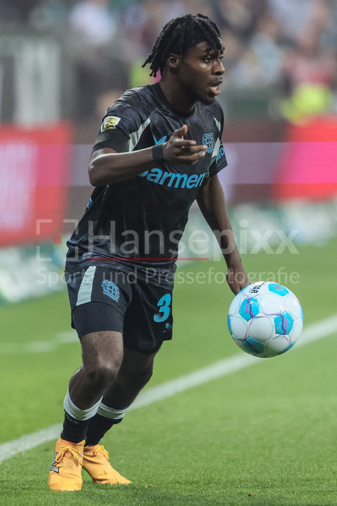 Fussball, Bundesliga, SV Werder Bremen - Bayer 04 Leverkusen | v.li.: Jeremie Frimpong (Bayer 04 Leverkusen, 30) am Ball, Freisteller, Einzelbild, Ganzkörper, Aktion, Action, Spielszene, DIE DFL-RICHTLINIEN UNTERSAGEN JEGLICHE NUTZUNG VON FOTOS ALS SEQUENZBILDER UND/ODER VIDEOÄHNLICHE FOTOSTRECKEN. DFL REGULATIONS PROHIBIT ANY USE OF PHOTOGRAPHS AS IMAGE SEQUENCES AND/OR QUASI-VIDEO.