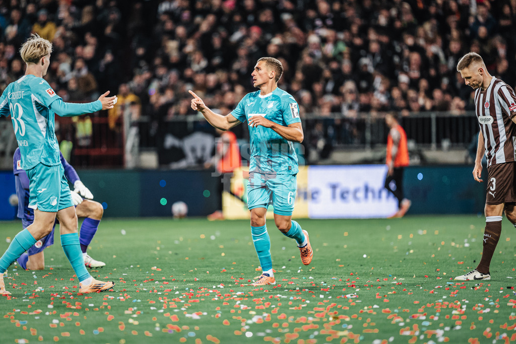 Fußball | Männer | Saison 2025/2026  | Fußball-Bundesliga | 07. Spieltag | FC St. Pauli vs. TSG Hoffenheim | 19.10.2025 | Grischa Prömel (#6, TSG Hoffenheim) rechts trifft zum 3:0 Tor und jubelt mit Max Moerstedt (#33, TSG Hoffenheim) links