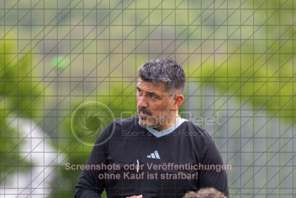 20250426_164100_0394 | #, SGM 1.FC Donzdorf/Reichenbach (weiß) vs. SGM FV 08 Unterkochen (blau), Fussball, A-Junioren Regionenstaffel Mitte 3 - WfV, Saison 2024/2025, Rasenplatz, Lautertal Stadion, Süßener Straße 16, 73072 Donzdorf, 26.04.2025 - 16:00 Uhr,Foto: PhotoPeet-Sportfotografie/Peter Harich