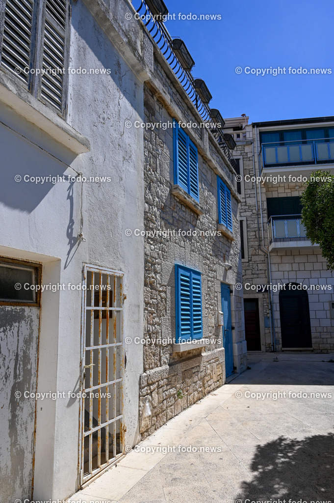 Kroatien_ Korcula_ Insel in Sueddalmatien_ Vela Luka_ 10.09.2024-62 | 10.09.2024, Kroatien, HRV, Korcula, Insel in Sueddalmatien, Vela Luka im Bild Hafen, Hafenansichten, Boot, Boote, Schiff, Schiffe, Gebauede, Adria, Meer, StadtansichtenVela Luka, woertlich Großer Hafen ist ein kroatischer Hafenort auf der Insel Korčula in der oestlichen Adria. Quelle: Wikipedia