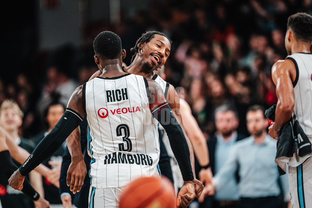 Basketball | Männer | Saison 2024/2025 | easyCredit Basketball Bundesliga | 18. Spieltag | Veolia Towers Hamburg vs. FIT/One Würzburg Baskets | 26.01.2025 | v.l. Rich Osaro (#3, Veolia Towers Hamburg) und Jonathan Stove (#22, Veolia Towers Hamburg) jubeln