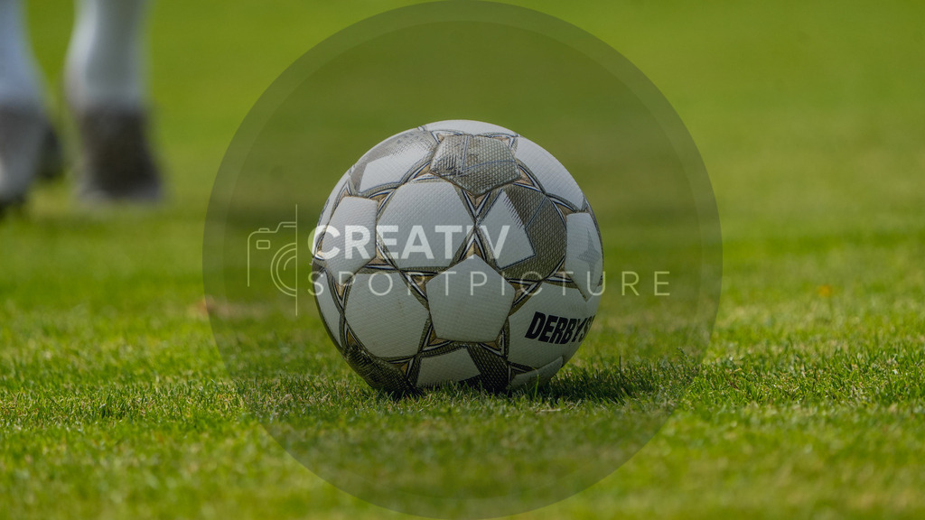 Fußball, Herren, Saison 2025/2026, 3. Luckenwalder Turmpokal, Werner-Seelenbinder-Stadion Luckenwalde, Spiel: FSV 63 Luckenwalde vs. F.C. Hansa Rostock U19,  | Fußball, Herren, Saison 2025/2026, 3. Luckenwalder Turmpokal, Werner-Seelenbinder-Stadion Luckenwalde, Spiel: FSV 63 Luckenwalde vs. F.C. Hansa Rostock U19,  Im Bild: Der Spielball liegt bereit - Realisiert mit Pictrs.com