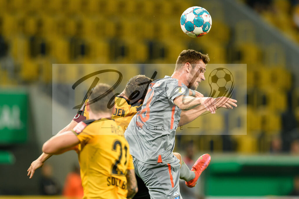 DREPAD20210806_039 | Fussball, Herren: Tim Knipping (SG Dynamo Dresden) und Dennis Srbeny (SC Paderborn 07) im Zweikampf beim Spiel der 1. Runde im DFB-Pokal zwischen SG Dynamo Dresden und SC Paderborn 07 im Rudolf-Harbig-Stadion am 06.08.2021 in Dresden, Deutschland.DFB / DFL REGULATIONS PROHIBIT ANY USE OF PHOTOGRAPHS AS IMAGE SEQUENCES AND/OR QUASI-VIDEO. - Realisiert mit Pictrs.com