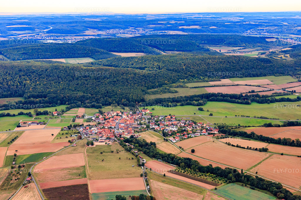Luftbild: Dorfansicht aus Nordwesten im Ortsteil Obererthal in Hammelburg im Bundesland Bayern in Deutschland. Foto: IMG_111081.jpg vom 08.09.2018 durch Werner Riehm/FLY-FOTO.de
