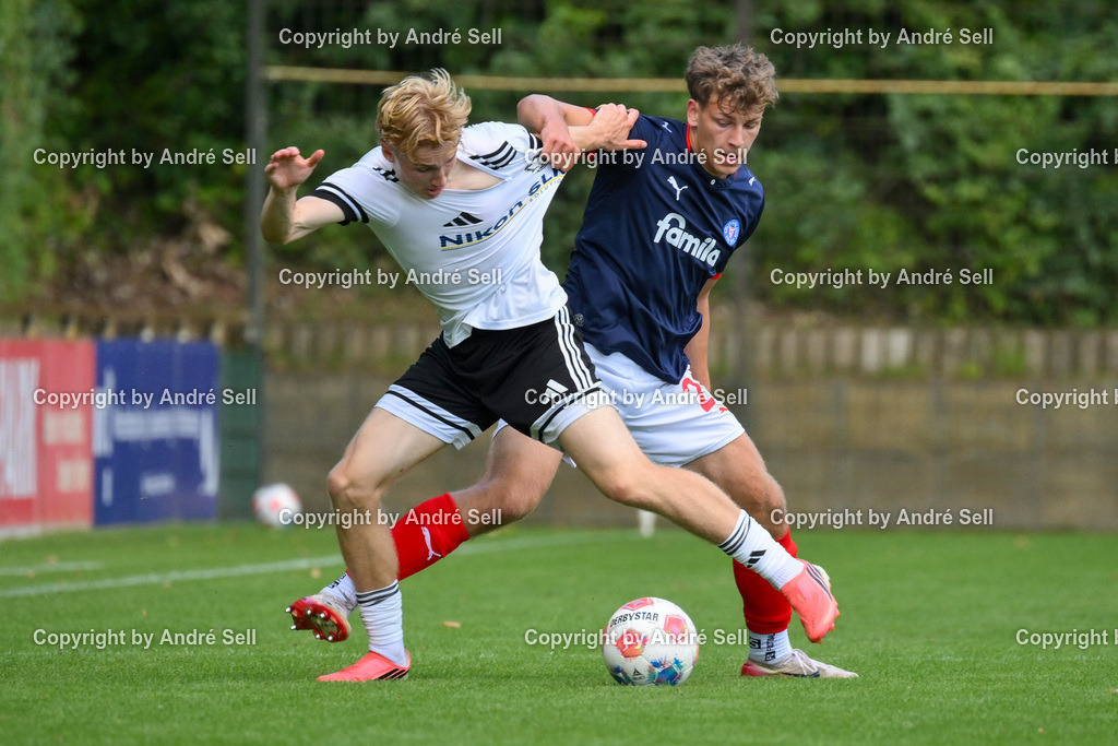 Holstein Kiel II vs 1. FC Phönix Lübeck II | Kian Tack (Holstein #23) vs Avid Krogmann (Phönix #23) / Fußball-Oberliga Männer 2026/2027 / Holstein Kiel II vs 1. FC Phönix Lübeck II / Citti Fussball Park - Projensdorf / Kiel / 08.08.26 - Realisiert mit Pictrs.com
