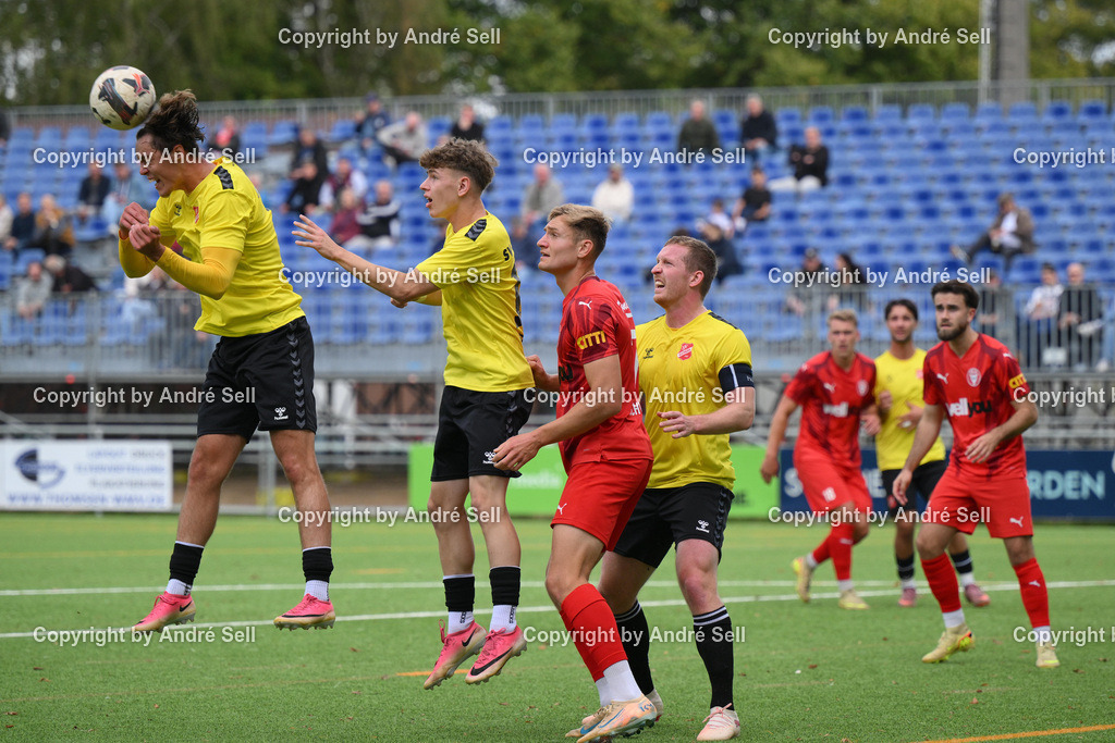 FC Kilia Kiel vs SV Eichede | Marc Schwabe (Kilia #17) vs Justin Krüger (Eichede #6) &amp; Mic Röpke (Eichede #13) &amp; Peer-Maurice Ehlers (Eichede #33) / Fußball-Oberliga Männer 2026/2027 / FC Kilia Kiel vs SV Eichede / Kilia Sportplatz / Kiel / 12.09.26 - Realisiert mit Pictrs.com
