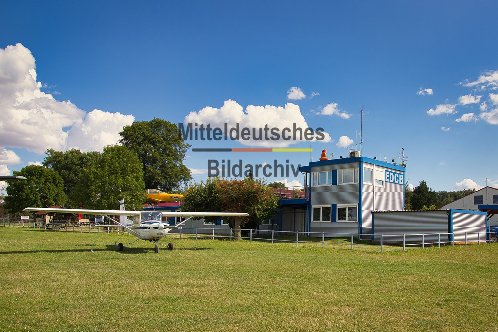 Pilot_4165 | Die Luftaufnahmen zeigen den Flugplatz Ballenstedt mit Start- und Landebahn, Hangars und dem umliegenden Harzvorland. Weitere Bilder entstanden direkt während des Fluges mit dem Tragschrauber. Mit dem Piloten im Vordergrund vermitteln sie einen authentischen Eindruck davon, aus welcher Perspektive meine Luftbilder entstehen und wie unmittelbar das Fotografieren aus dem offenen Tragschrauber ist.
 - Realisiert mit Pictrs.com