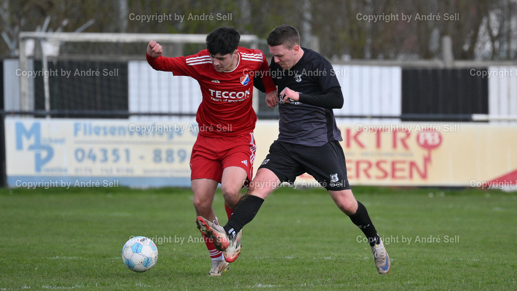 Eckernförder SV (schwarz) vs SpVg Eidertal Molfsee (r ot)  | David Wagner (ESV #10) vs Selim Cetintürk (Molfsee #8) / Fußball-Landesliga Schleswig Männer 2025/2026 / Eckernförder SV (schwarz) vs SpVg Eidertal Molfsee (Rot)  / A-Platz / Eckernförde / 12.04.26 - Realisiert mit Pictrs.com