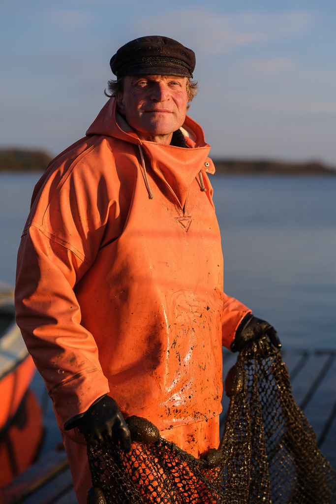 zeitenwende-farbe-01-13 | Jörg Nadler ist einer der letzten fünf Fischer vom Holm in Schleswig an der Schlei. Hier reinigt er seine Netze nach der Rückkehr von einer Fangfahrt. - Realisiert mit Pictrs.com