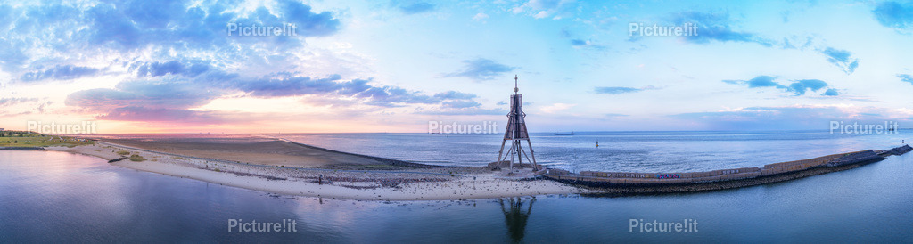 Die Kugelbake Cuxhaven  | Erleben Sie den magischen Moment des Sonnenuntergangs an der Kugelbake in Cuxhaven Döse. Diese hochwertige Panoramaaufnahme zeigt die berühmte Landmarke in warmen, goldenem Licht, das die Nordseeküste in eine zauberhafte Atmosphäre taucht. Ideal als Wanddekoration und für Liebhaber einzigartiger Fotografie. - Realisiert mit Pictrs.com
