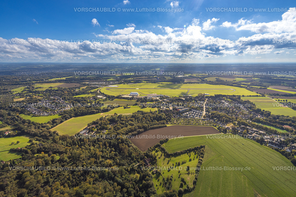 Essen241002192 | Luftbild, Flughafen Essen/Mülheim mit Startbahn und Landebahn, Zeppelinhalle, Ortsteil Flughafensiedlung Raadt, Fernsicht und blauer Himmel mit Wolken, Haarzopf, Essen, Ruhrgebiet, Nordrhein-Westfalen, Deutschland