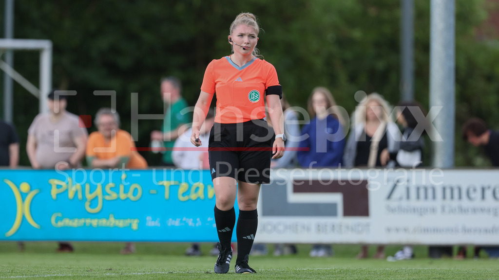 Fussball, Testspiel Frauen, Hamburger SV - SV Werder Bremen | v.li.: Schiedsrichterin Hanna-Marie Hofmann