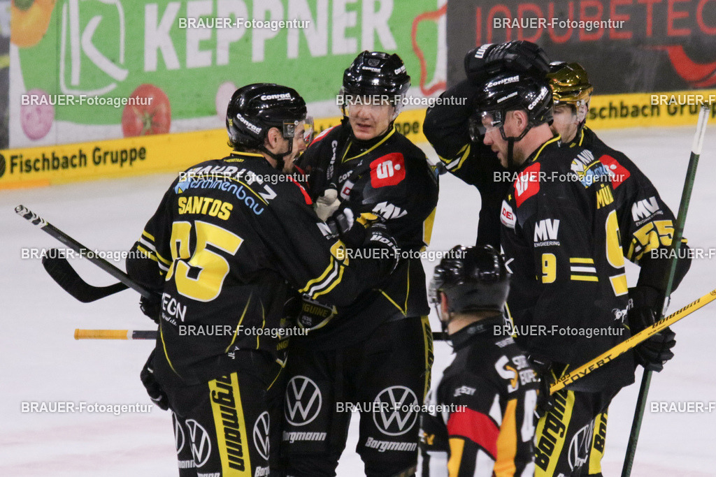 02.11.2025: DEL2  Krefeld Pinguine - Eispiraten Crimmitschau | Krefeld, Deutschland, 02.11.2025: Philip Gogulla (Krefeld Pinguine) jubelt nach seinem Tor während des DEL2-Spiels zwischen Krefeld Pinguine - Eispiraten Crimmitschau am 02.11. 2025 in der Yayla-Arena in Krefeld, Deutschland. (Foto Ralph Görtz / Brauer-Fotoagentur)