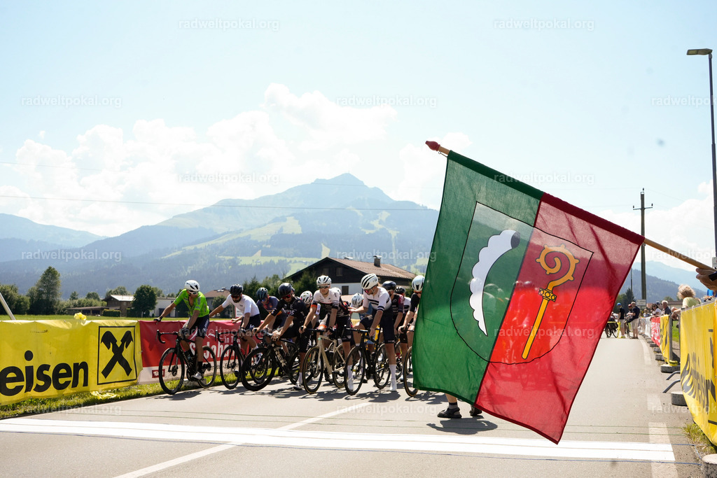 99_20230817_Bewerb_Maenner_Muehlanger | AUT - OESTERREICH, 2023-08-16: SPORT RENNRAD-FAHREN - 55. INTERNATIONALER RADWELTPOKAL IN ST. JOHANN IN TIROL  - Vintage-Radrennen mit WM-Bronze-Medaillen-Siegerin Christina Schweinberger, den Teilnehmer und Alexander Baumann (vom Orginastions-Team) - TAG 2 BEWERB MAENNER IN SECHS GRUPPEN  ; Foto: Roland Muehlanger